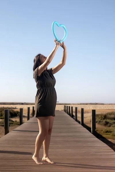 Une femme enceinte pose sur les marais . — Photo