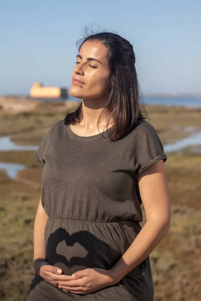 Zwangere vrouw poseert op de moerassen. — Stockfoto