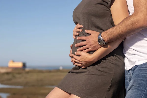 Schwangeres glückliches Paar — Stockfoto