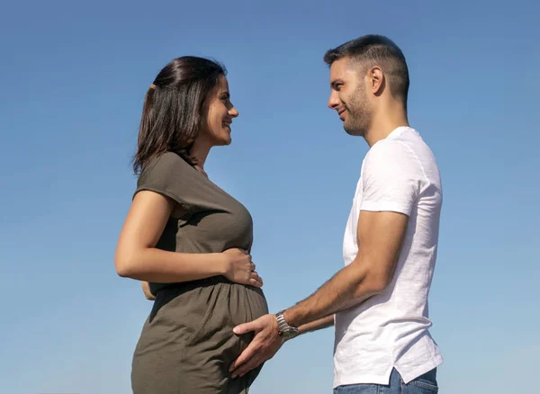 Casal feliz grávida — Fotografia de Stock