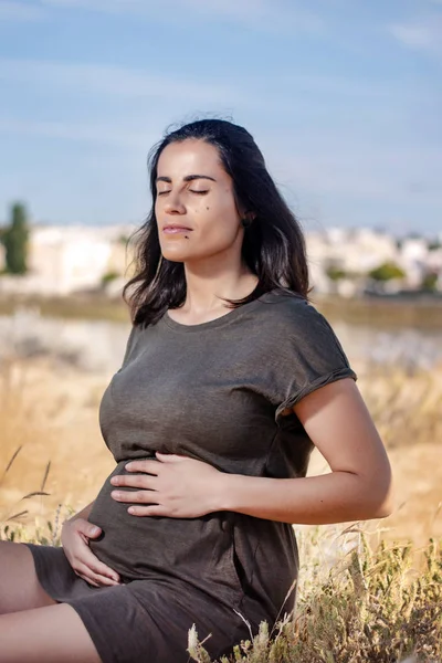 Zwangere vrouw poseert op de duinen — Stockfoto