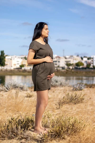 Zwangere vrouw poseert op de duinen — Stockfoto