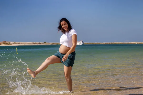 Donna incinta si diverte — Foto Stock