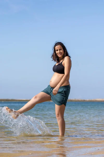 Femme enceinte s'amuser — Photo