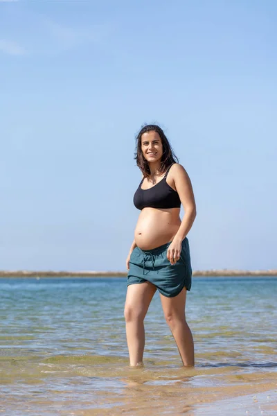 Беременная женщина развлекается — стоковое фото