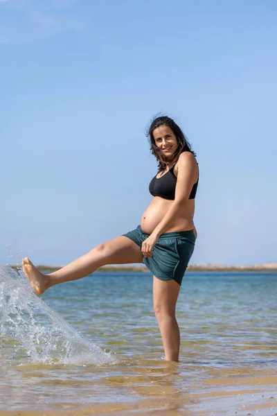 Pregnant woman having fun — Stock Photo, Image