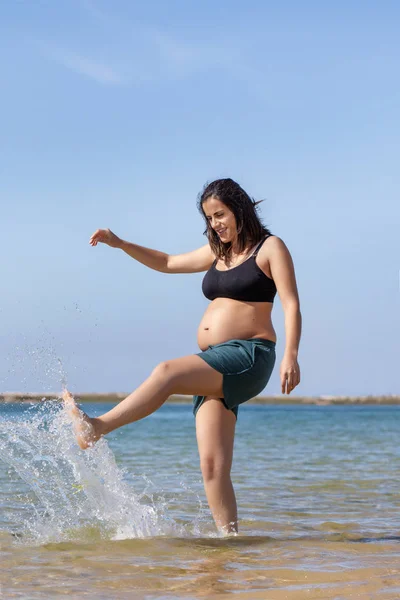 Mujer embarazada divirtiéndose — Foto de Stock