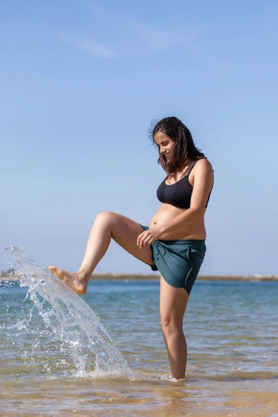 Pregnant woman having fun — Stock Photo, Image