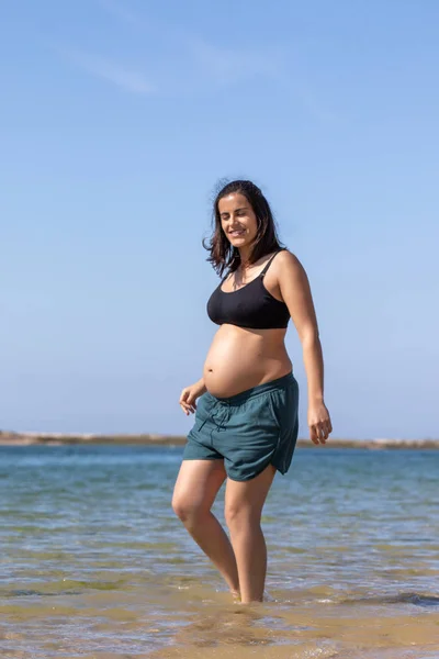 Těhotná žena baví — Stock fotografie
