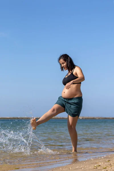 Mujer embarazada divirtiéndose — Foto de Stock