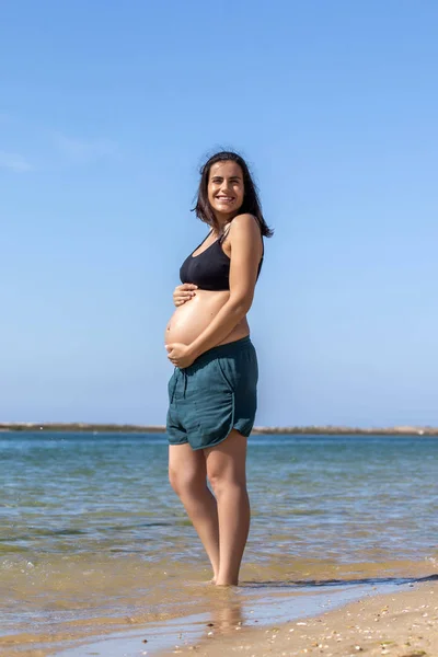 Zwangere vrouw plezier — Stockfoto