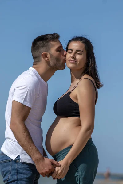Casal feliz grávida — Fotografia de Stock