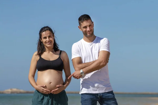 怀孕的幸福夫妻 — 图库照片