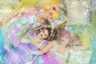 Renkli elbiseli kızlar..