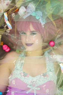 Renkli elbiseli poster kızı..