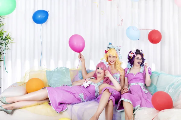 Пінап дівчата з різнокольоровими вбраннями . — стокове фото