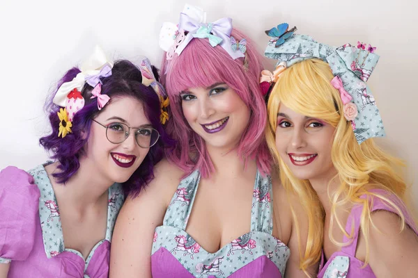 Chicas pinup con trajes de colores . — Foto de Stock