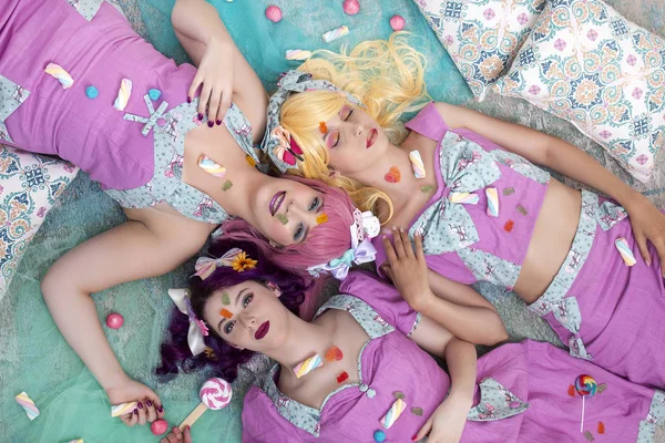 Пінап дівчата з різнокольоровими вбраннями . — стокове фото