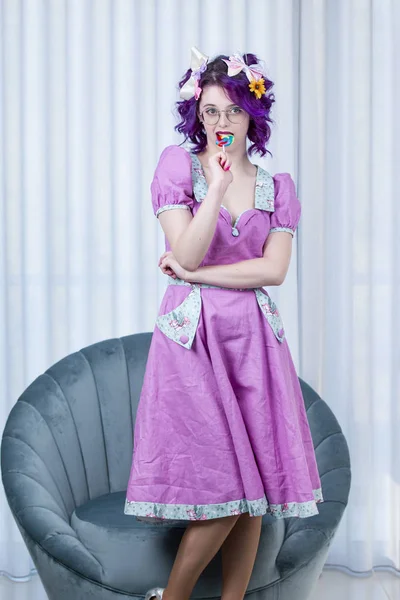 Pinup ragazza con vestito colorato . — Foto Stock