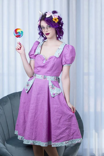 Pinup chica con traje colorido . —  Fotos de Stock