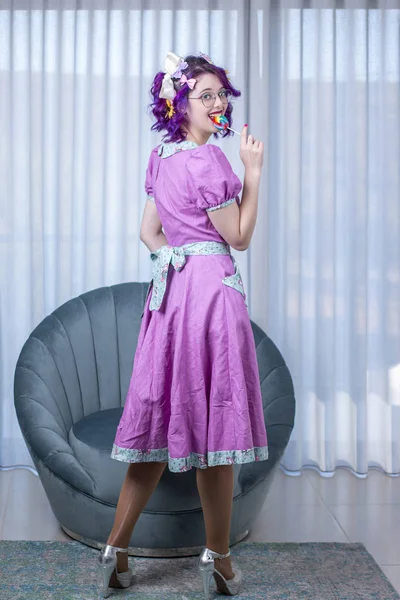 Pinup girl with colorful outfit. — Stock Photo, Image
