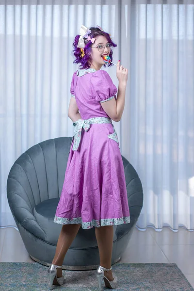 Pinup menina com roupa colorida . — Fotografia de Stock