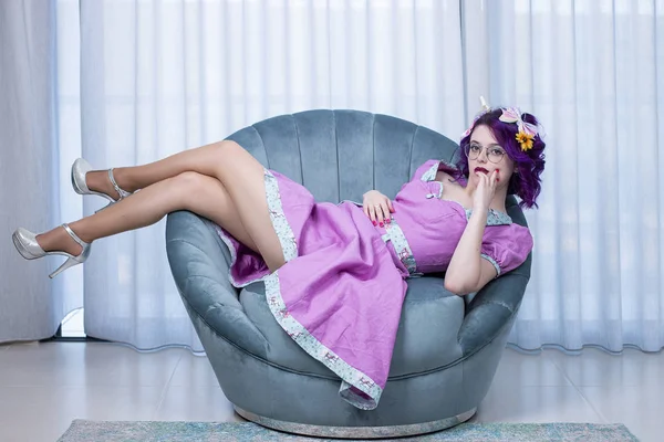 Pinup menina com roupa colorida . — Fotografia de Stock