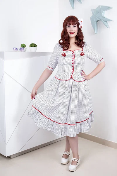 Pinup menina com vestido branco clássico com pontos — Fotografia de Stock