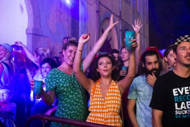 Festivalde izleyiciler müzik sanatçılarını izliyor