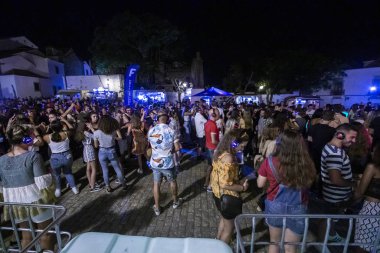 Sessiz partide dinleyiciler kulaklık kullanıyor.