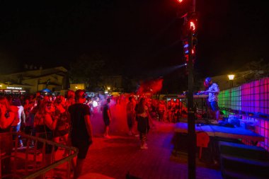 Sessiz partide dinleyiciler kulaklık kullanıyor.