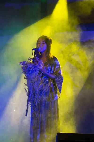 Cantante Taina actuando en el Festival de Música — Foto de Stock