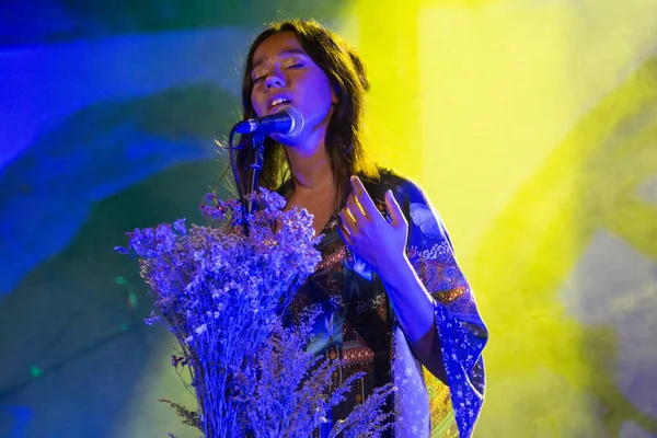 Cantante Taina actuando en el Festival de Música — Foto de Stock