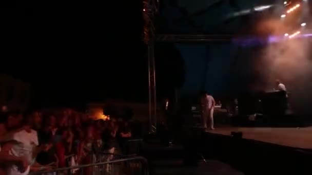 Rappare Profjam uppträder på musikfestivalen — Stockvideo