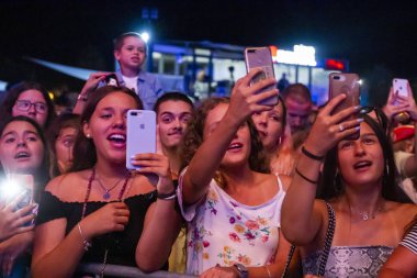 Festivalde izleyiciler müzik sanatçılarını izliyor