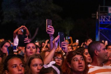 Festivalde izleyiciler müzik sanatçılarını izliyor