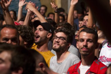 Festivalde izleyiciler müzik sanatçılarını izliyor