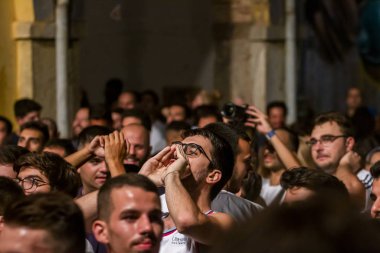Festivalde izleyiciler müzik sanatçılarını izliyor
