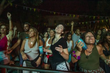 Festivalde izleyiciler müzik sanatçılarını izliyor