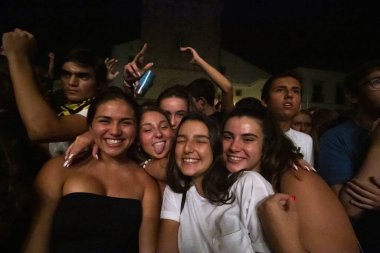 Festivalde izleyiciler müzik sanatçılarını izliyor