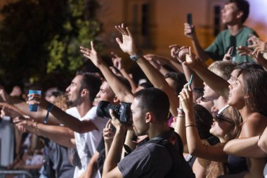 Festivalde izleyiciler müzik sanatçılarını izliyor
