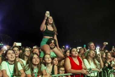 Festivalde izleyiciler müzik sanatçılarını izliyor