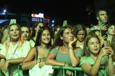 Festivalde izleyiciler müzik sanatçılarını izliyor