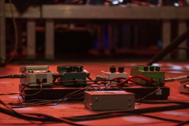 Farklı ses efektleri için birkaç gitar pedalı.
