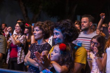Festivalde izleyiciler müzik sanatçılarını izliyor