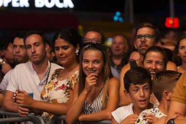 Festivalde izleyiciler müzik sanatçılarını izliyor