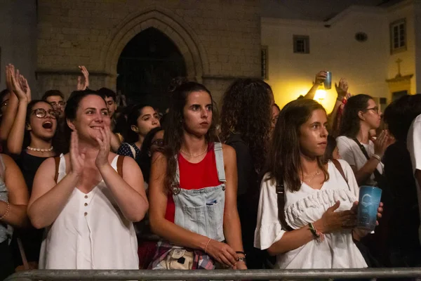 Auditoire regarder artiste de musique sur Festival — Photo