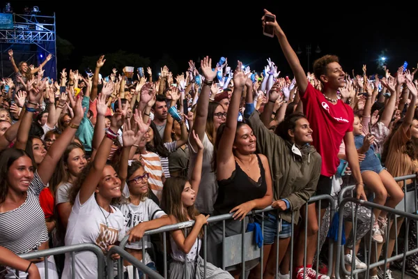 Audience guarda l'artista musicale al Festival — Foto Stock