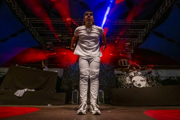 Rappare Profjam uppträder på musikfestivalen — Stockfoto