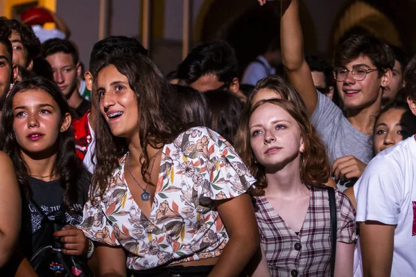 Auditoire regarder artiste de musique sur Festival — Photo